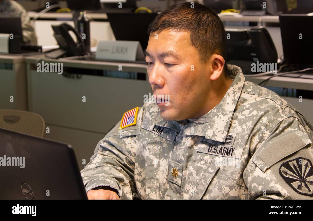 Il Mag. Hyung Lim, una gestione dei sistemi informativi officer e analista di formazione con le forze congiunte della sede centrale difensivo/Cyber Operations elemento e l'esercito Arizona Guardia Nazionale di Phoenix, in Arizona, analizza i dati trasmessi in streaming dal progresso del cyber squadre come parte dell'esercizio Cyber scudo 17 multi-servizio esercizio di formazione condotte a Camp Williams, Utah, il 2 maggio 2017. Esercizio Cyber scudo 17 è la sesta iterazione di questo esercizio e questo anno unisce l'esercito Guardia nazionale con i membri della Air National Guard, Esercito di riserva, e civili provenienti da aziende private, Foto Stock