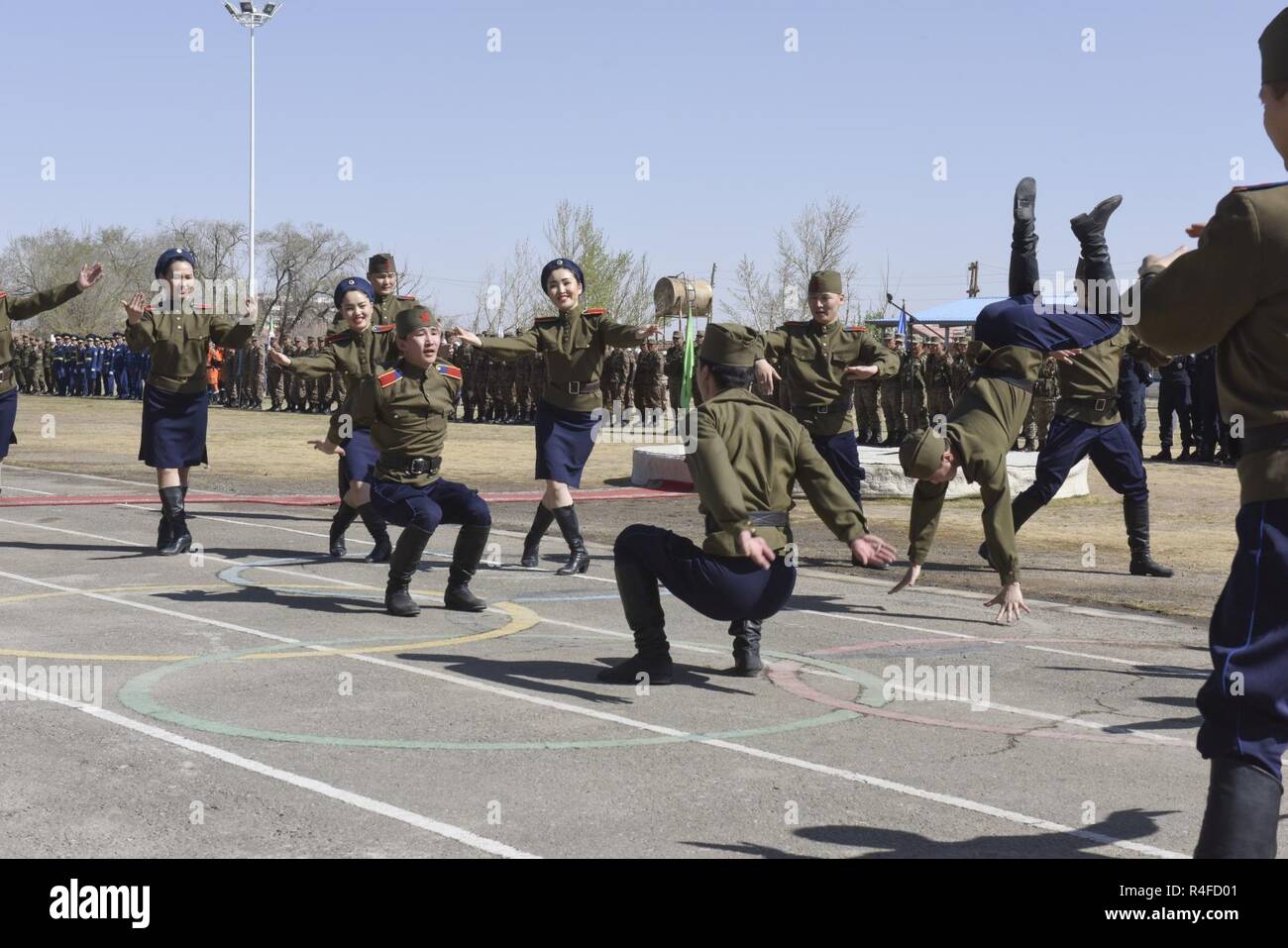 Membri del militare mongola canto e danza Ensemble eseguire durante la cerimonia di apertura di esercizio Gobi Wolf 2017 tenutasi a Dalanzadgad, Mongolia, 1 maggio 2017. GW 17 è ospitato dalla Mongolia National Emergency Management Agency e Mongolo Forze Armate come parte dell'esercito degli Stati Uniti del Pacifico la fornitura di assistenza umanitaria e di soccorso in caso di catastrofe "Pacific resilienza serie". Foto Stock