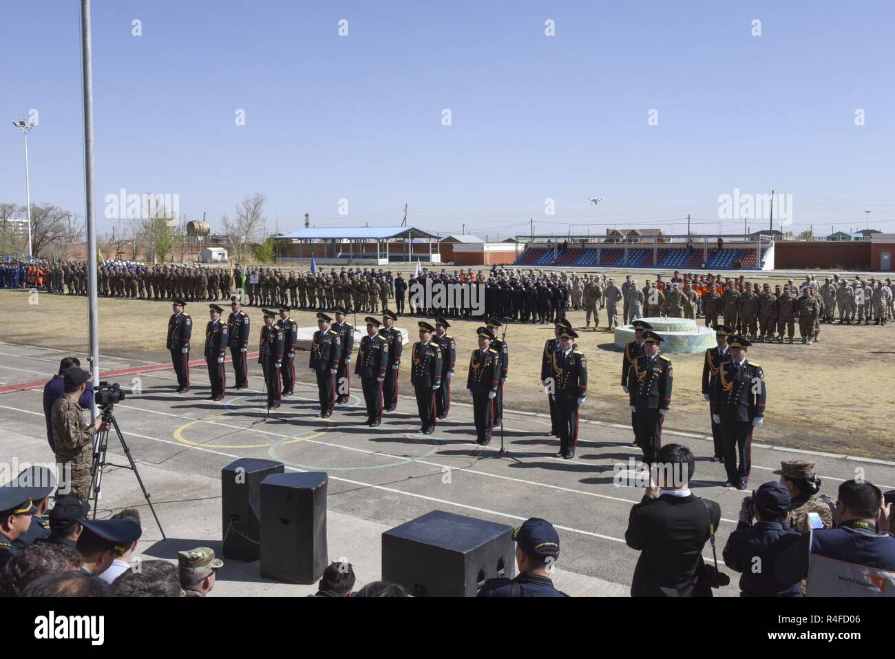 Membri del militare mongola canto e danza Ensemble eseguire durante la cerimonia di apertura di esercizio Gobi Wolf 2017 tenutasi a Dalanzadgad, Mongolia, 1 maggio 2017. GW 17 è ospitato dalla Mongolia National Emergency Management Agency e Mongolo Forze Armate come parte dell'esercito degli Stati Uniti del Pacifico la fornitura di assistenza umanitaria e di soccorso in caso di catastrofe "Pacific resilienza serie". Foto Stock