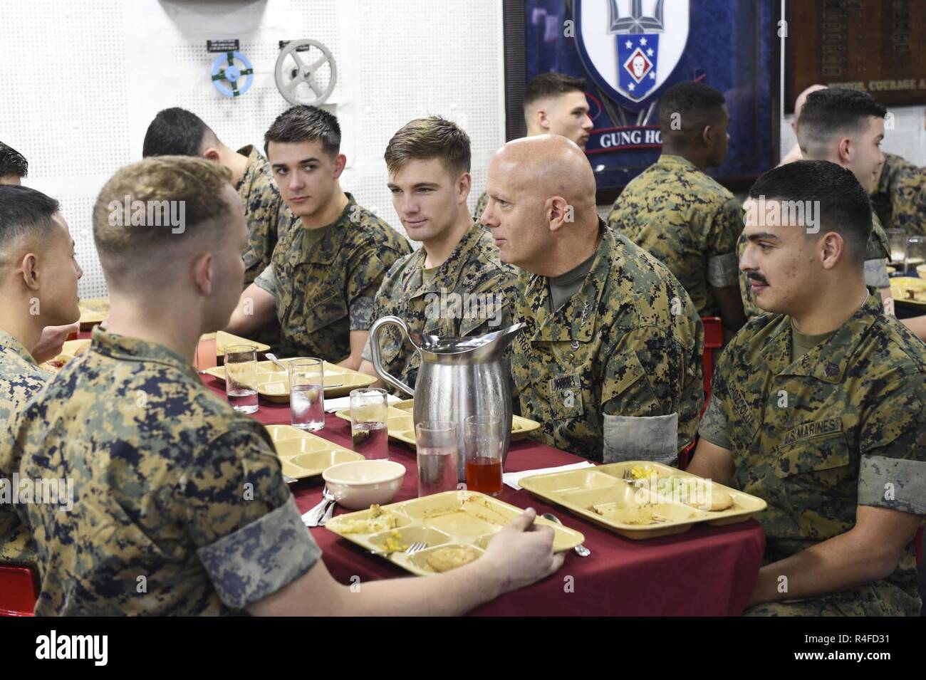BASE COMUNE DI PEARL HARBOR-HICKAM (1 maggio 2017) il comandante, U.S. Marine Corps Forces Pacific, Lt. Gen. David H. Berger visite con Marines assegnato all'undicesimo Marine Expeditionary Unit (MEU) sul disordine dei ponti a bordo dell'assalto anfibio nave USS Makin Island (LHD 8). La Makin Island pronta anfibio Gruppo, con l'avviato undicesimo Marine Expeditionary Unit, si è recato in visita in Hawaii durante il loro transito di ritorno a San Diego dopo sette mesi di distribuzione per gli Stati Uniti 3rd, quinto e settimo aree della flotta di funzionamento. Foto Stock
