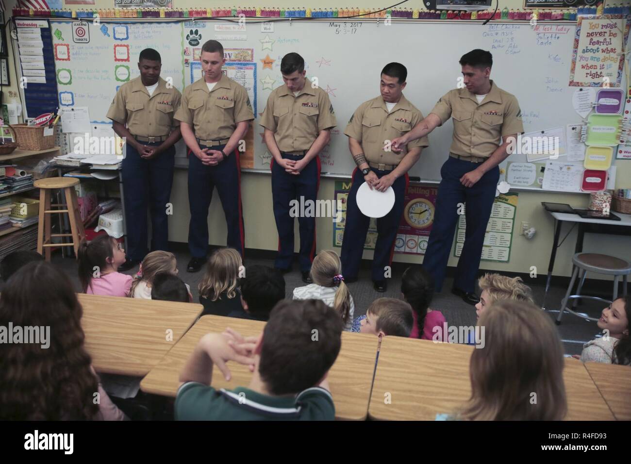 Un parco, Fla. -- Lancia Cpl. Erik Ramirez, estrema destra, impegna i ragazzi a porre domande circa la Marine Corps durante la visita di Maria Aiuto dei Cristiani scuola cattolica nel parco, Fla., 3 maggio 2017. Marines con 3° Battaglione, 2° Reggimento marino ha visitato le scuole come parte delle relazioni comunitarie sforzi durante la ventisettesima edizione della Settimana della flotta Port Everglades. Ramirez è un anti-serbatoio missileman con 3/2. Foto Stock