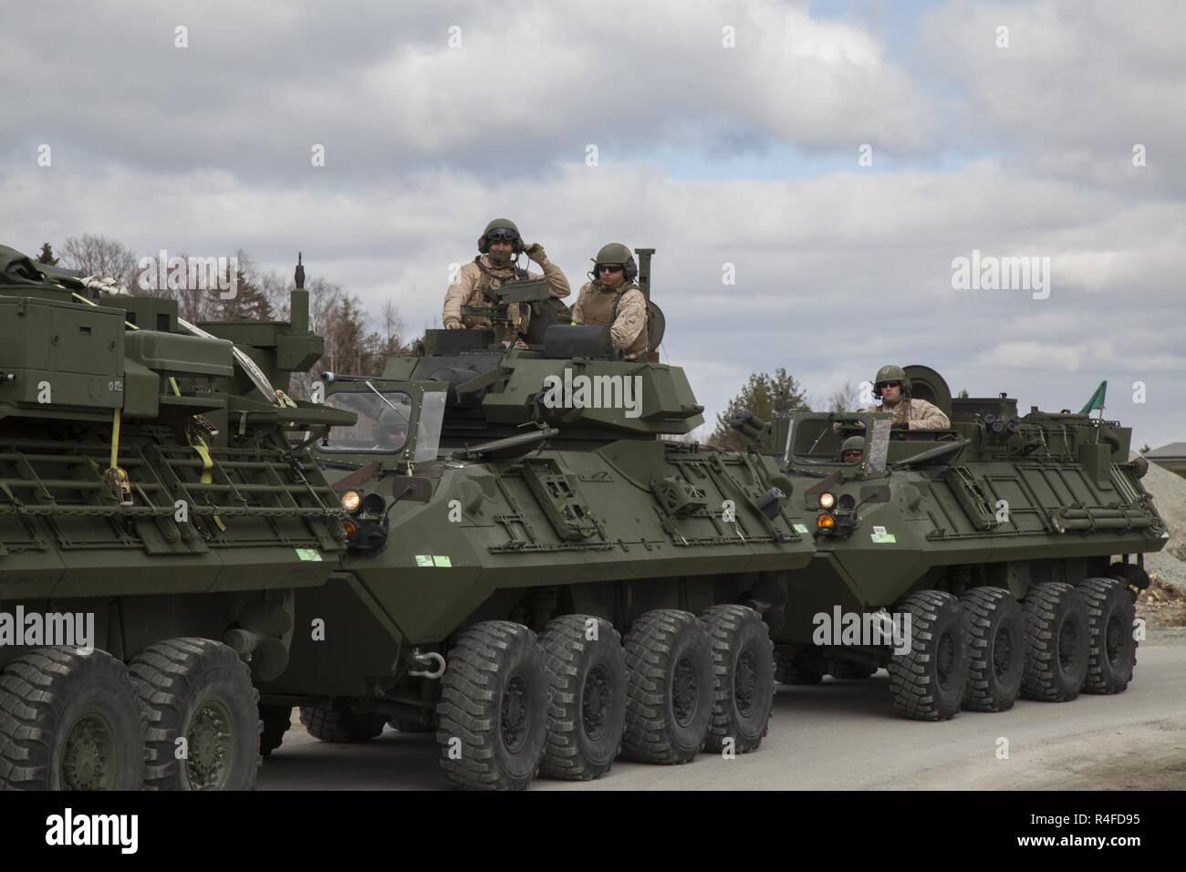 Stati Uniti Marines con 4 luce corazzato battaglione di ricognizione condotta un convoglio di LAV-25 Luce Veicoli blindati in mobilità strategica esercizio 17 (STRATMOBEX) vicino Stjordal, Norvegia, 3 maggio 2017. STRATMOBEX preparati e spostato le apparecchiature da siti rupestri del Marine Corps preposizionamento programma in Norvegia (MCPP-N) per testare la capacità di implementare rapidamente le forze ovunque in Europa per difendere gli alleati della NATO. MCPP-N apparecchiature si trovano in Norvegia per ridurre i tempi di reazione per le operazioni in tutta la regione. Foto Stock