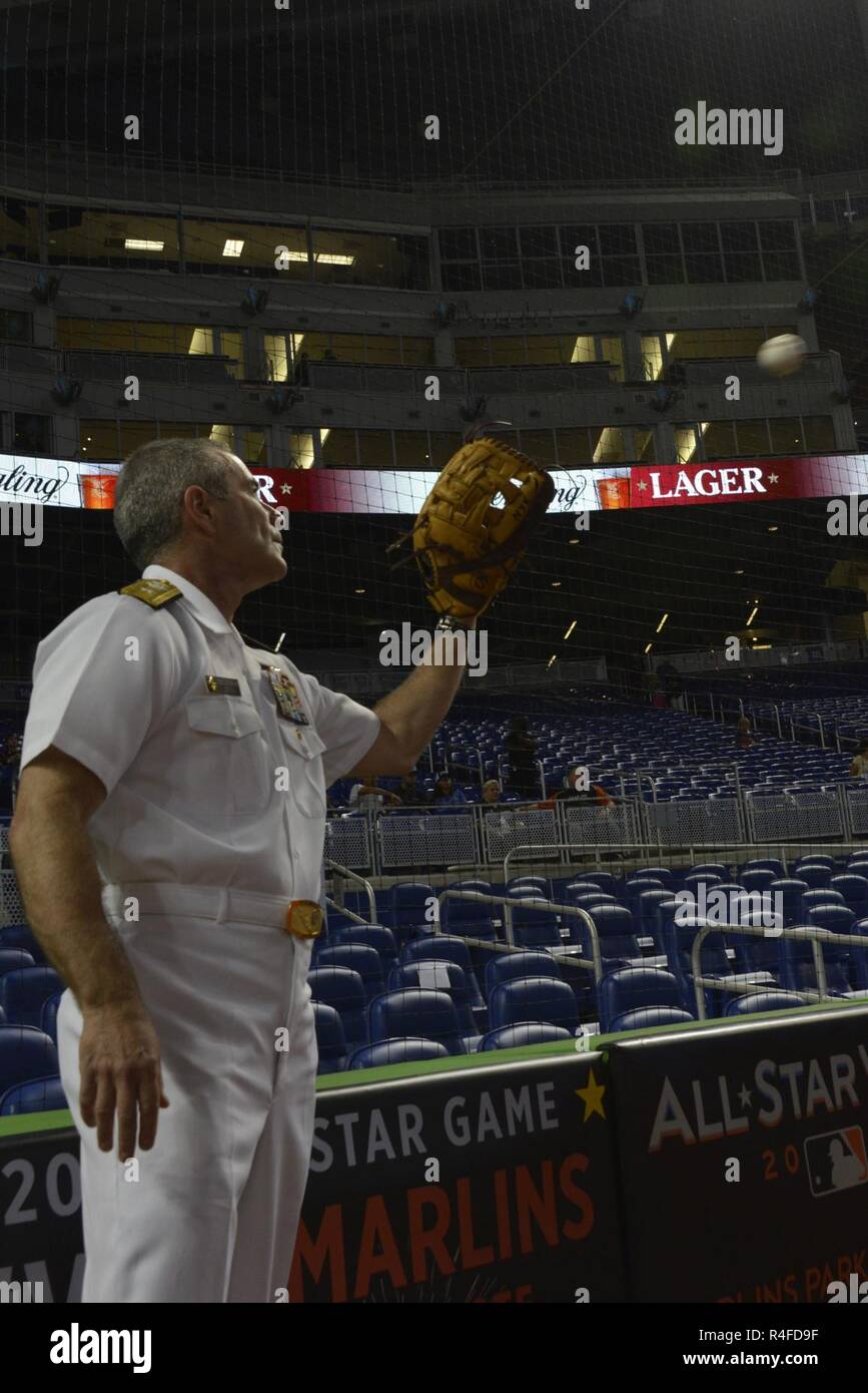 MIAMI, FLORIDA -- l'ammiraglio posteriore Roy I. Kitchener si riscalda prima ai Marlins raggi rispetto alla partita di baseball al Marlins Stadium 2 maggio 2017. Kitchener, il comandante di Expeditionary Strike gruppo 2, gettò il gioco apertura sfera come parte della ventisettesima edizione della Settimana della flotta Port Everglades. Foto Stock