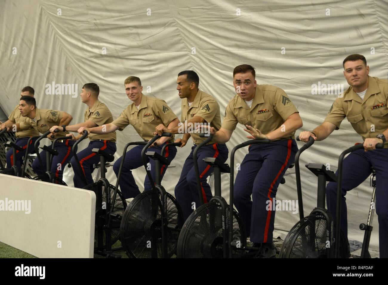 DAVIE, Fla. -- Marines, marinai e la costa guardie visita il Dolphings Training Camp in Davie, Fla., 3 maggio 2017. Essi sono stati invitati a fare un giro della struttura come parte della ventisettesima edizione della Settimana della flotta Port Everglades. Più di 1.500 membri del servizio partecipano alla Settimana della flotta. Foto Stock