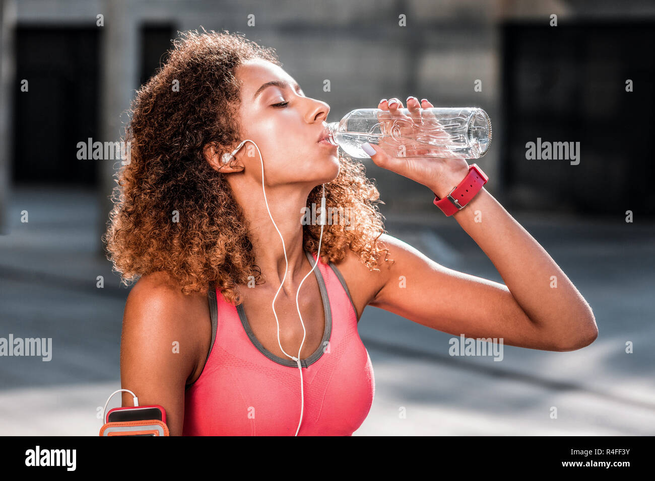 Bella donna assetata di bere acqua fresca pulita Foto Stock Bella donna assetata di bere acqua fresca pulita Foto Stock