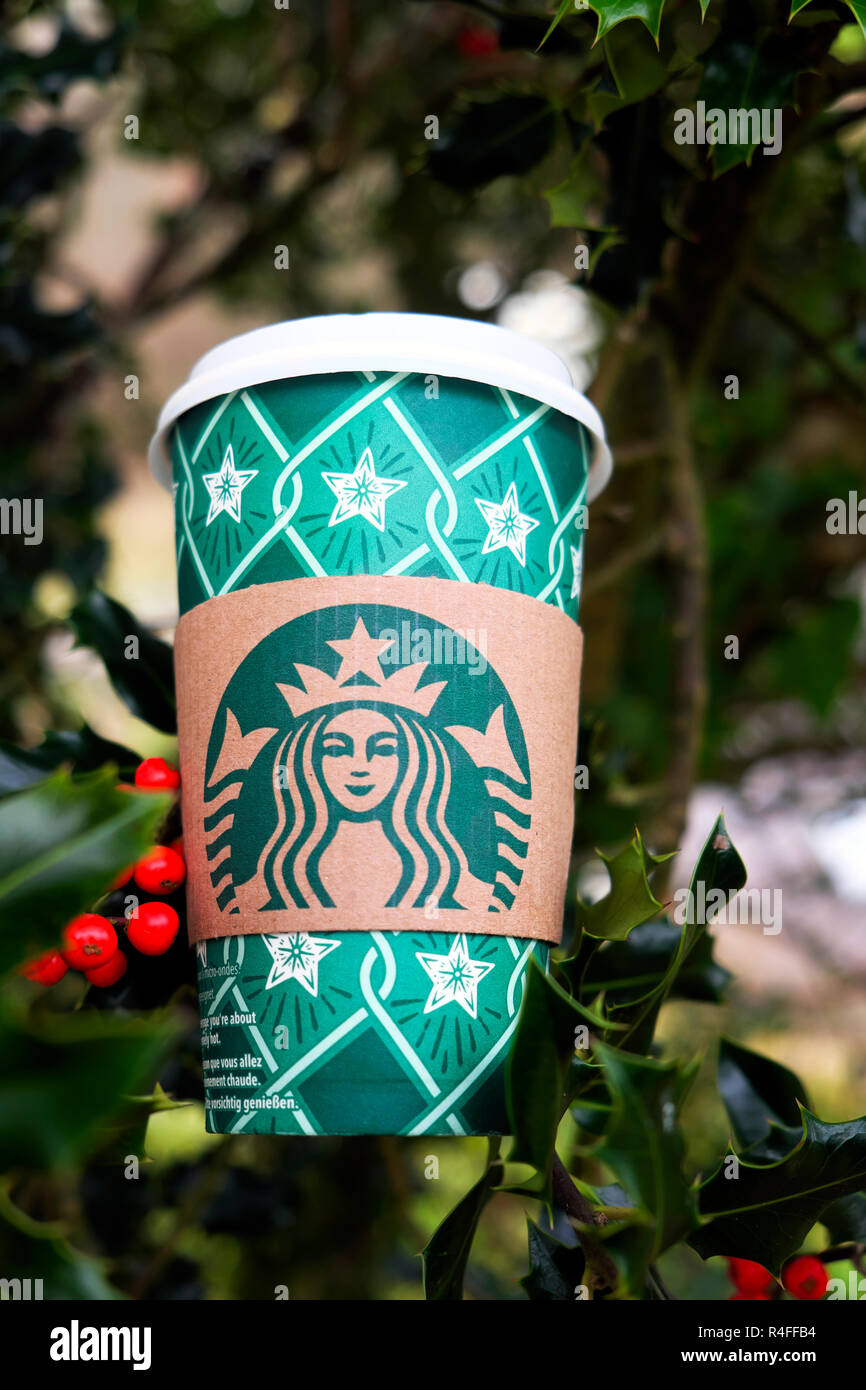 Natale Starbucks festive carta caffè tazza e rosso agrifoglio bacche in agrifoglio Inghilterra Gran Bretagna Regno Unito KATHY DEWITT Foto Stock