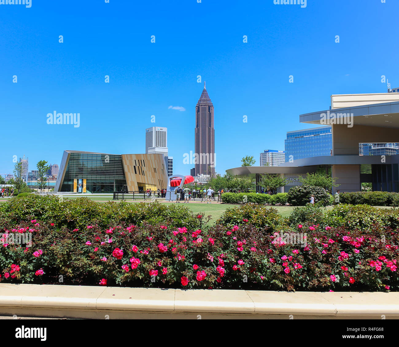 Centro per i diritti civili e umani, Coca Cola tappo di bottiglia e apribottiglie scultura e Atlanta cityscape Foto Stock