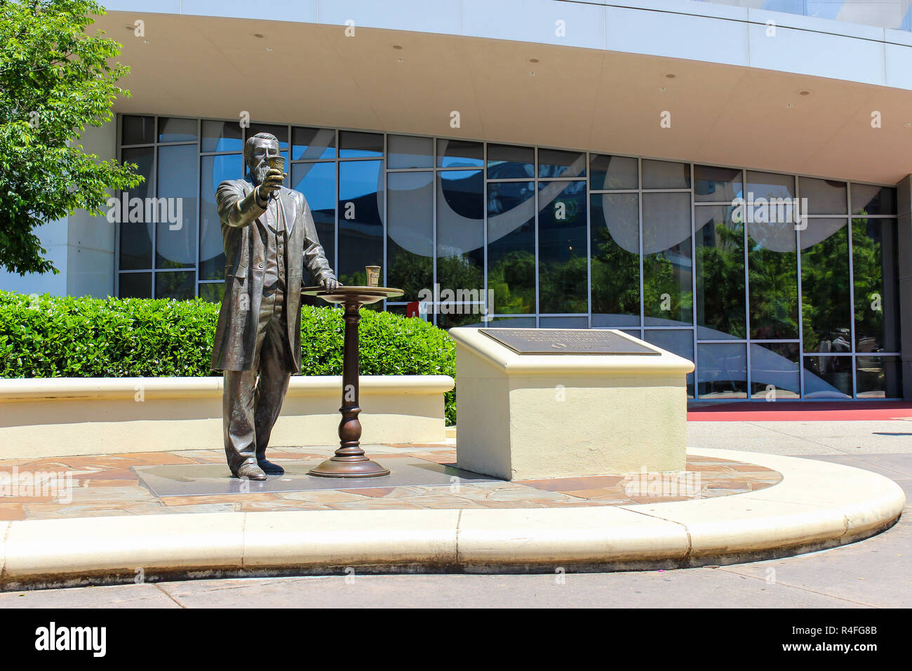 Il dott. John S. Pemberton statua che si trova nella parte anteriore del Mondo di Coca Cola in una giornata di sole Foto Stock