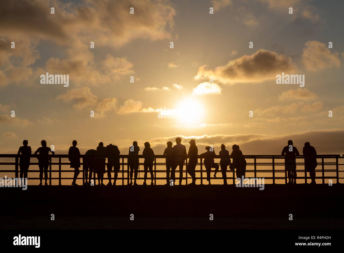 Una linea di gente a guardare il tramonto da La Jolla, California, Stati Uniti. Foto Stock
