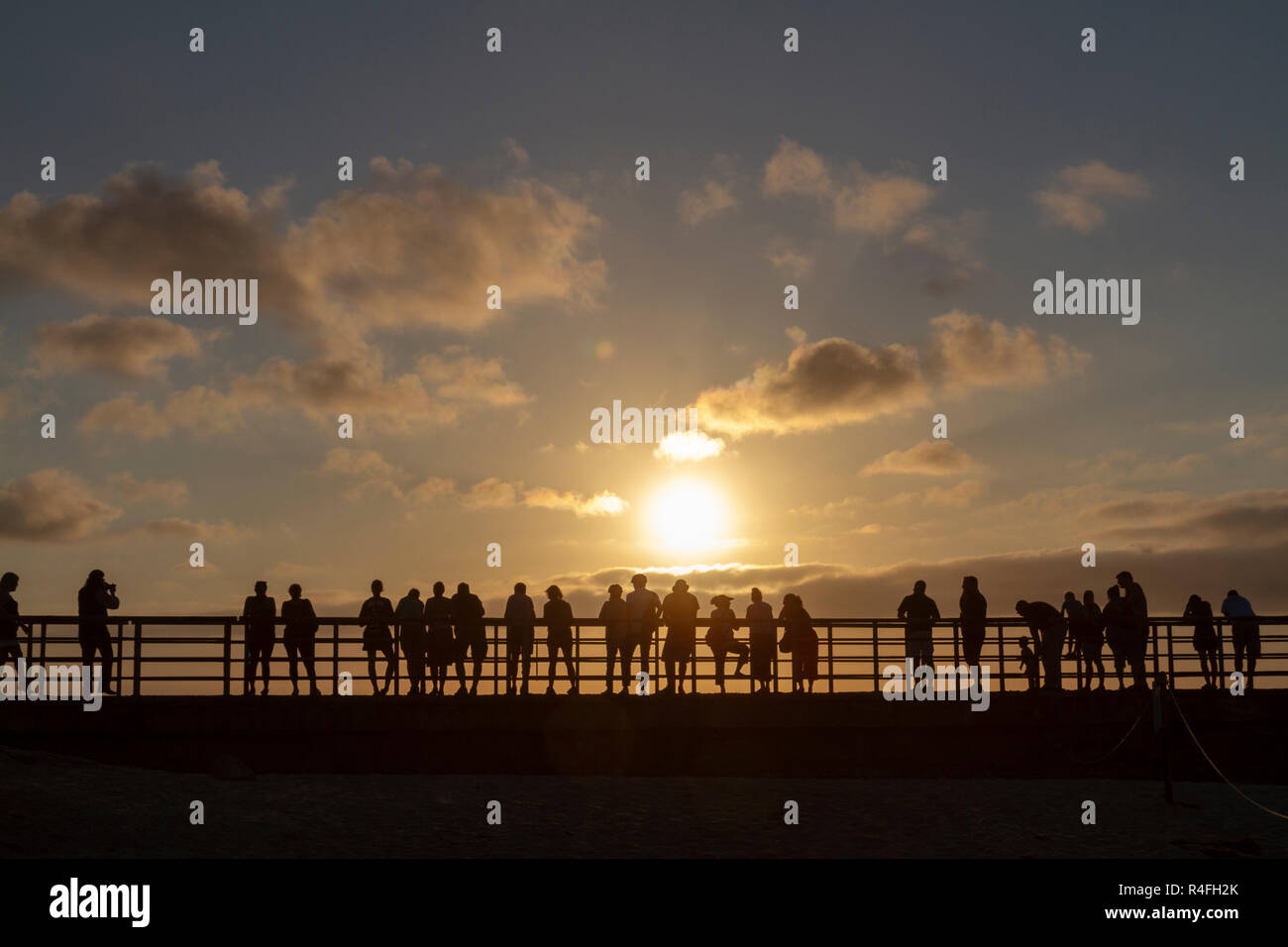 Una linea di gente a guardare il tramonto da La Jolla, California, Stati Uniti. Foto Stock