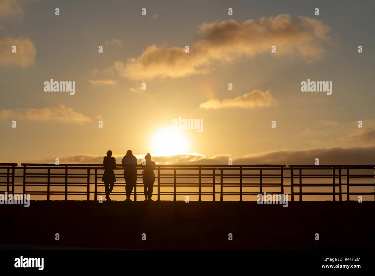 Una linea di gente a guardare il tramonto da La Jolla, California, Stati Uniti. Foto Stock