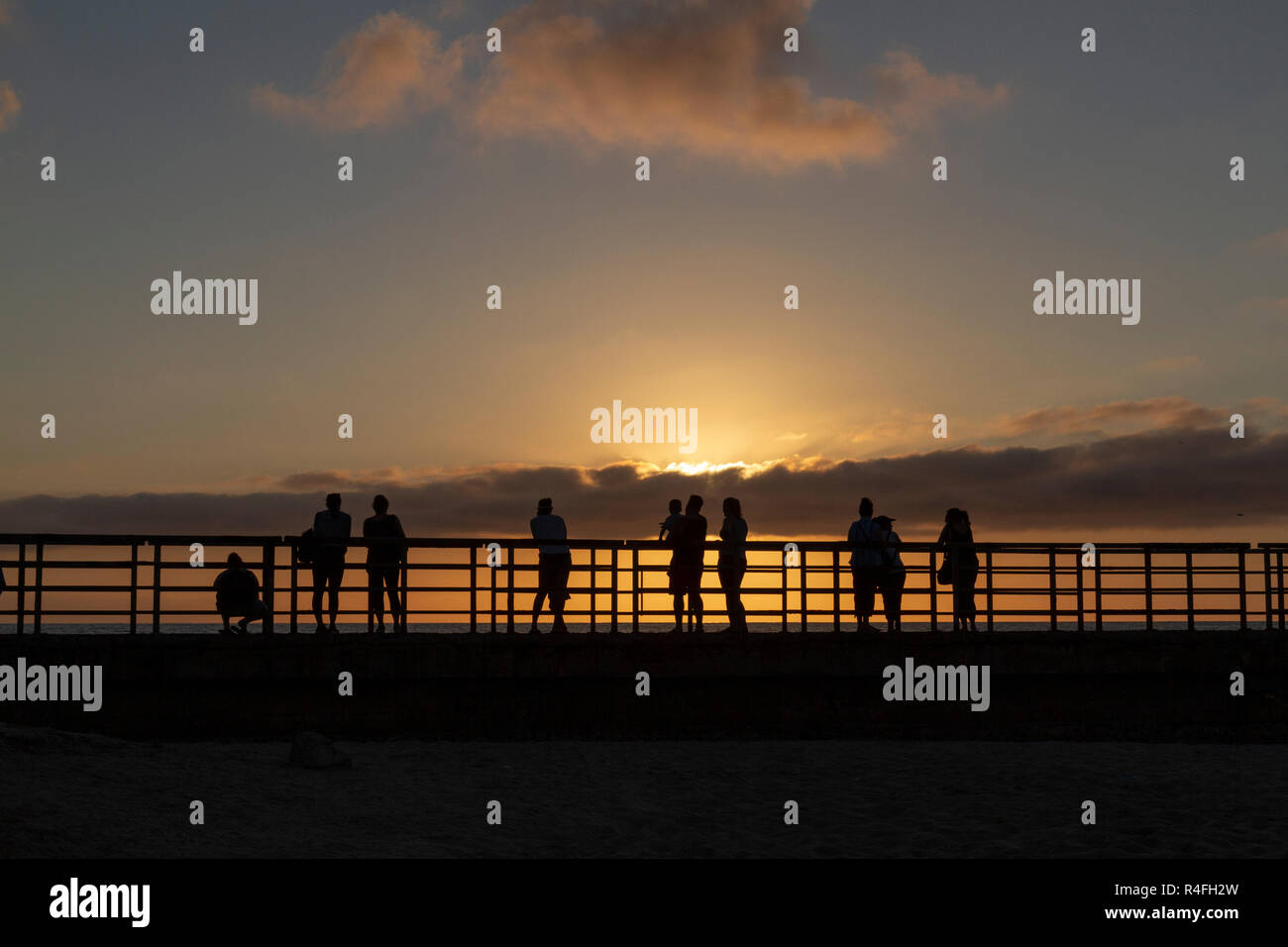 Una linea di gente a guardare il tramonto da La Jolla, California, Stati Uniti. Foto Stock