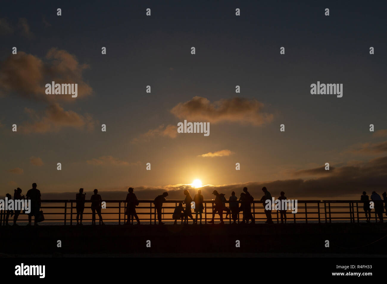 Una linea di gente a guardare il tramonto da La Jolla, California, Stati Uniti. Foto Stock