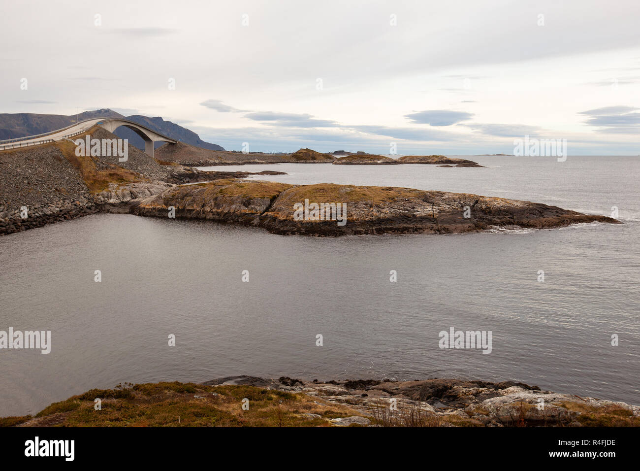 Ponte Storseisundet sulla strada atlantica (Atlanterhavsveien) e costa vicino a Kristiansund, Norvegia Foto Stock