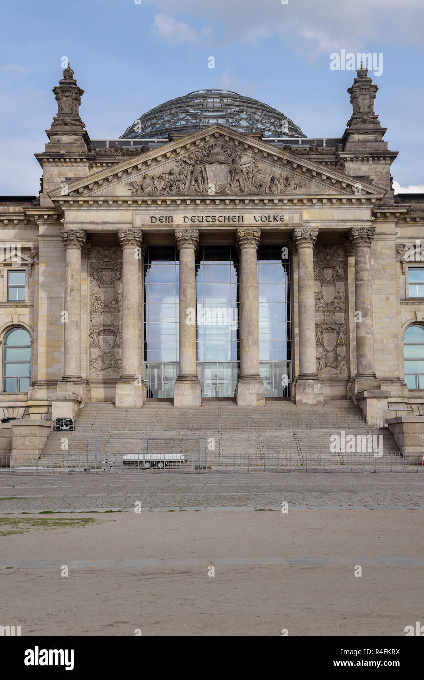 Portale del Reichstag (governo tedesco) con iscrizione Dem Deutschen Volke (per il popolo tedesco a Berlino la capitale della Germania Foto Stock
