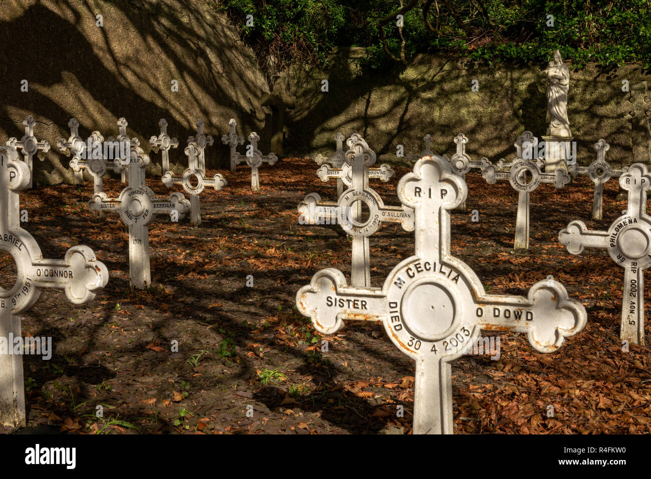 Il cimitero delle Suore al Diseart Centre of Irish Spirituality and Culture, Dingle, County Kerry, Irlanda. Foto Stock