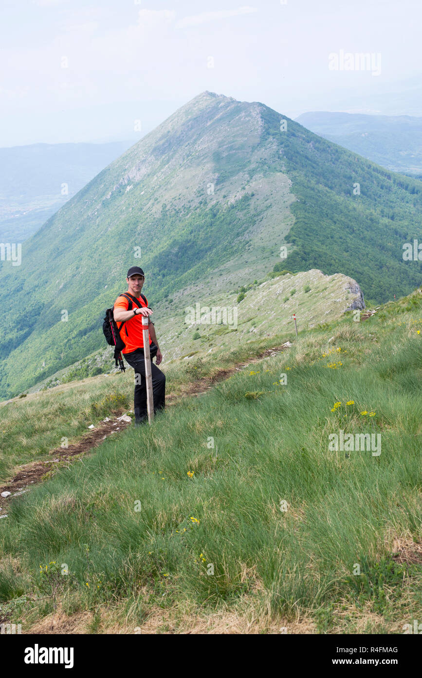 Uomo in piedi sul crinale del monte Foto Stock