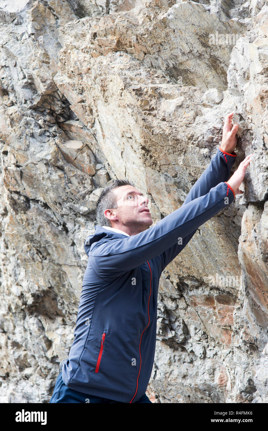 Uomo rock climbing Foto Stock