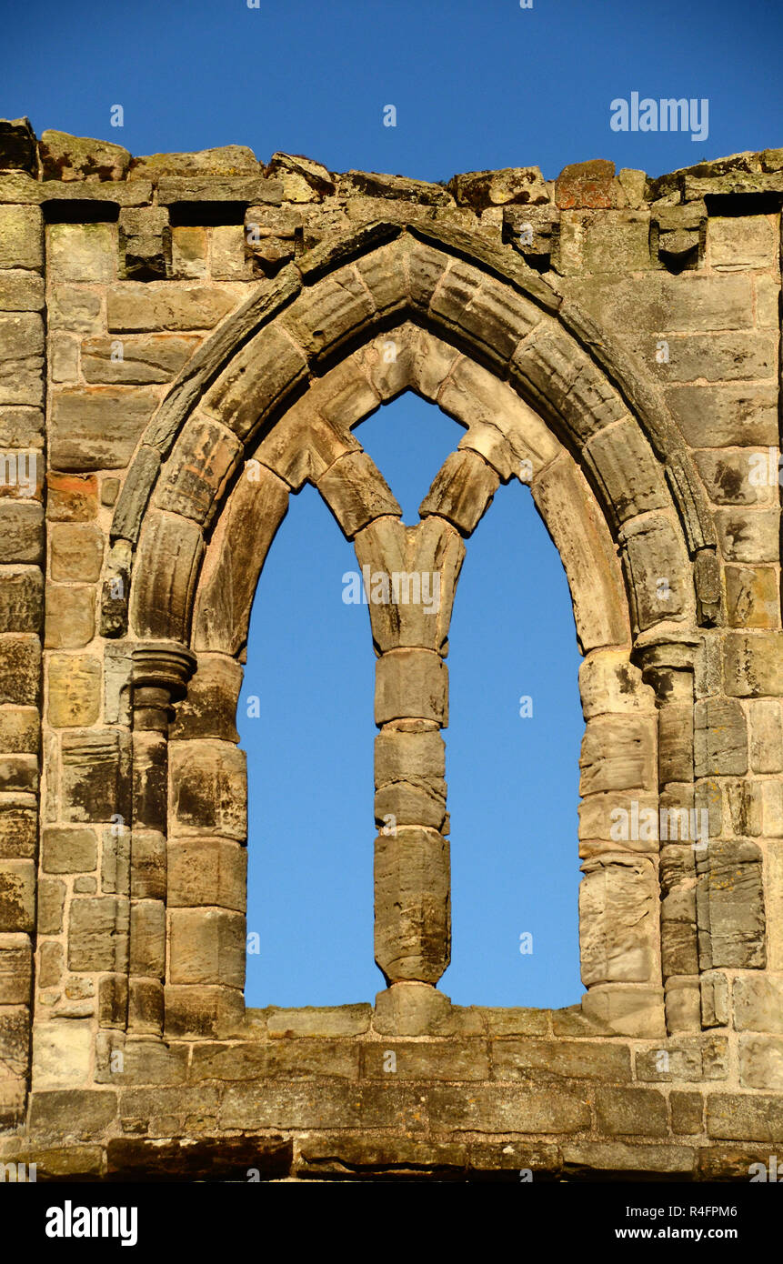 Resti di una pietra medievale Duomo finestra ad arco di St Andrews Fife, Foto Stock