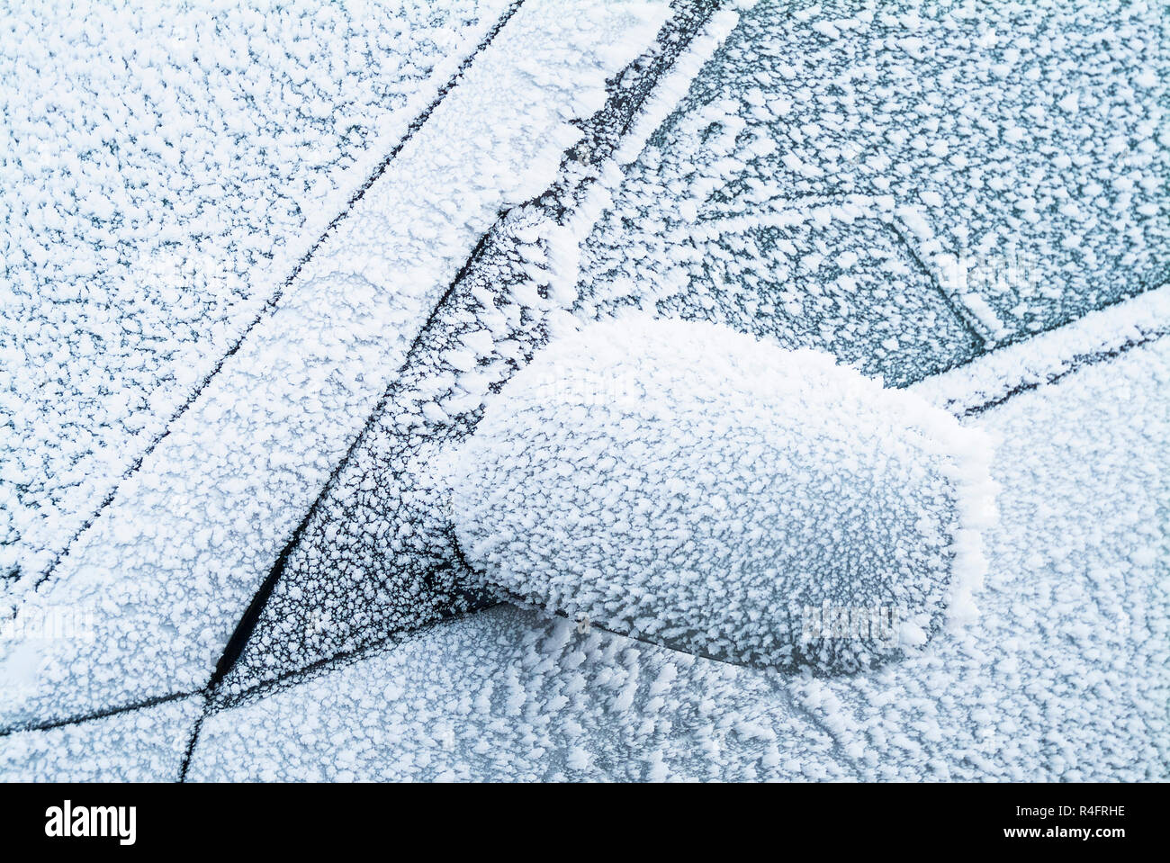 Il ghiaccio sul parabrezza ice graffiare in auto Foto Stock