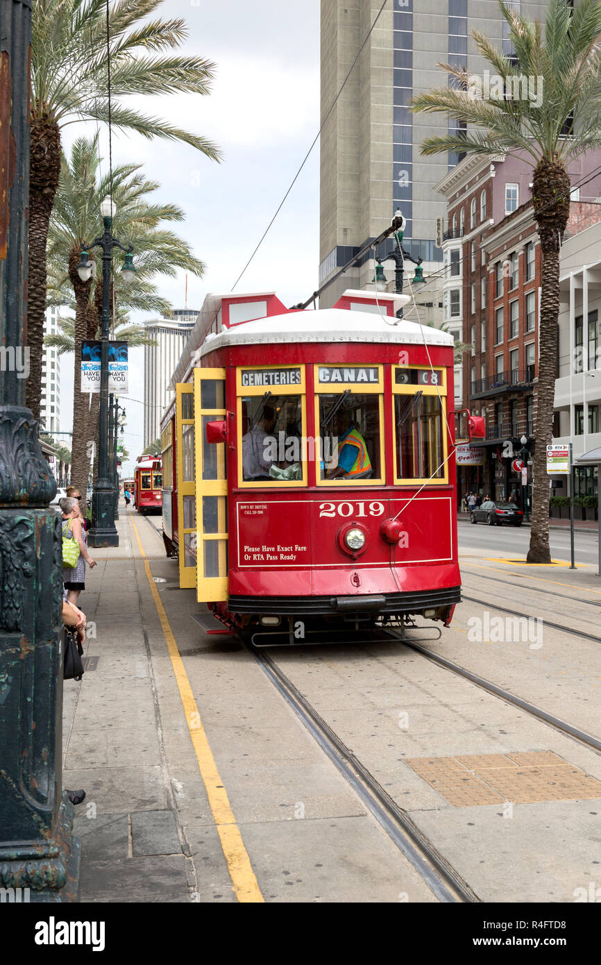 Popolare il tram lungo Canal Street, con i turisti a New Orleans, Louisiana. Famosa destinazione di vacanza negli Stati Uniti meridionali. Foto Stock