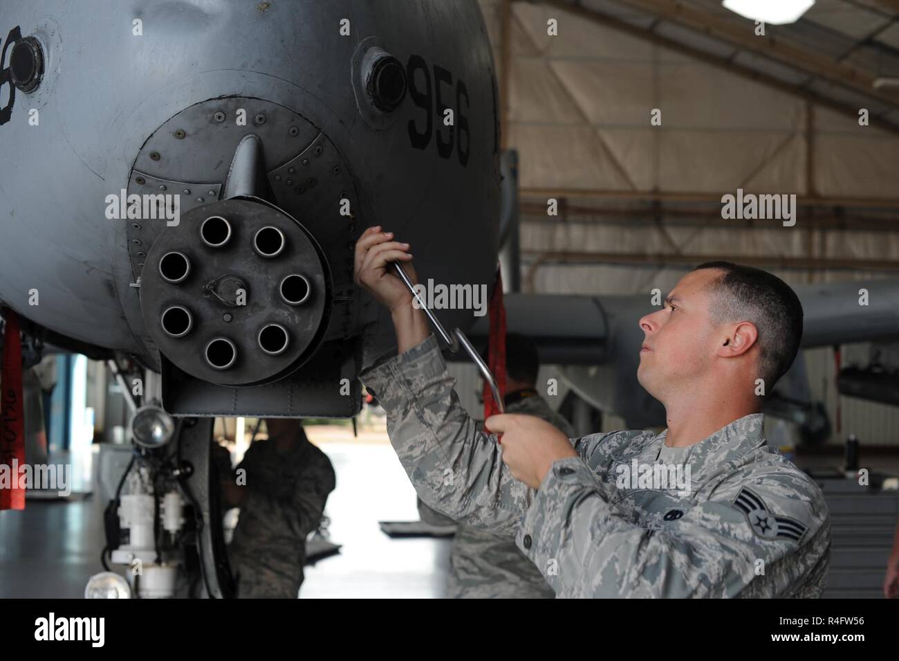 Stati Uniti Air Force Senior Airman Clay Thomas, 355a manutenzione aeromobili squadrone carico membro di equipaggio, pannellatura si allenta le viti da una A-10C Thunderbolt II a Davis-Monthan Air Force Base, Ariz., 24 ottobre, 2016. I pannelli sono stati rimossi per eseguire la manutenzione su un-10's GAU-8/una mitragliatrice. Foto Stock