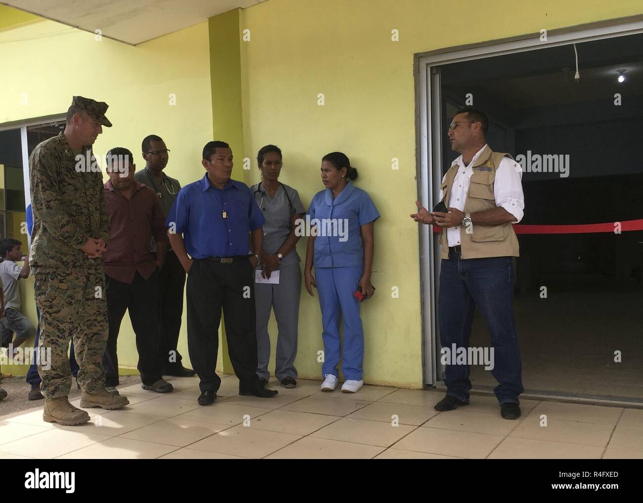 Stati Uniti Marine Col. Thomas Prentice, comandante di scopo speciale Air-Ground Marine Task Force - Comando Sud e Alberto Haylock, estrema destra, governatore di Gracias a Dios, partecipare alla cerimonia di apertura del rinnovato recentemente Puerto Lempira ospedale di Puerto Lempira, Honduras, Ottobre 27, 2016. Rinnovando l'ospedale era uno dei tanti progetti di ingegneria i Marines e i marinai di SPMAGTF-SC eseguita mentre si lavora al fianco di honduregni ingegneri durante i sei mesi di distribuzione per l'America centrale. La missione di SPMAGTF-SC è di costruire la capacità del partner e il supporto della sicurezza regionale la cooperazione, Foto Stock