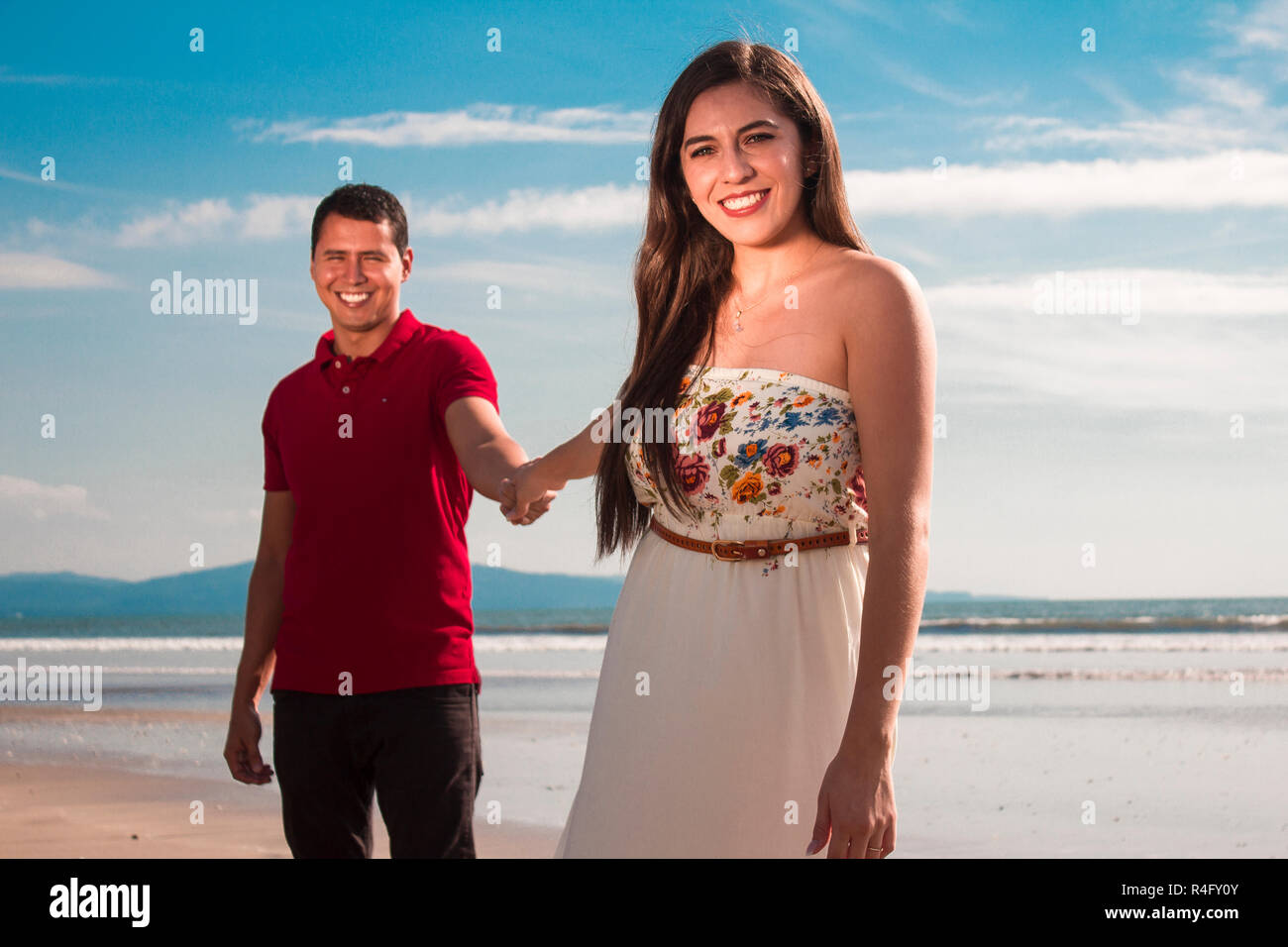 Felicemente insieme coppia giovane da spiaggia Foto Stock