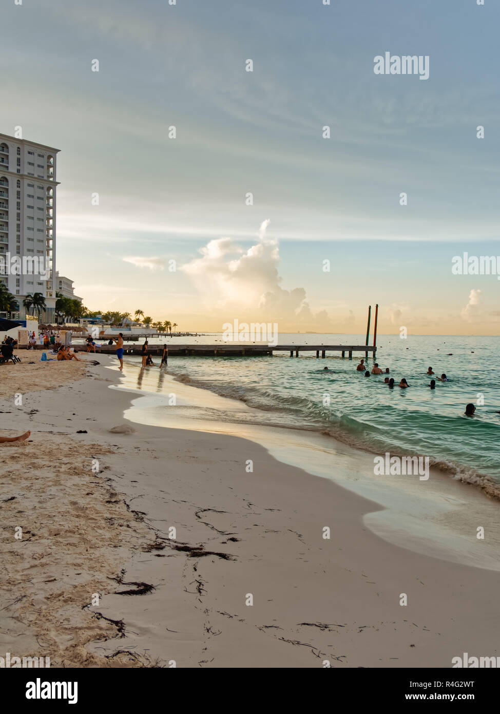 Spiaggia tropicale con Pier e hotel al tramonto, Playa Caracol, Boulevard Kukulcan, Zona Hotelera, Cancun, in Messico, nel settembre 8, 2018 Foto Stock