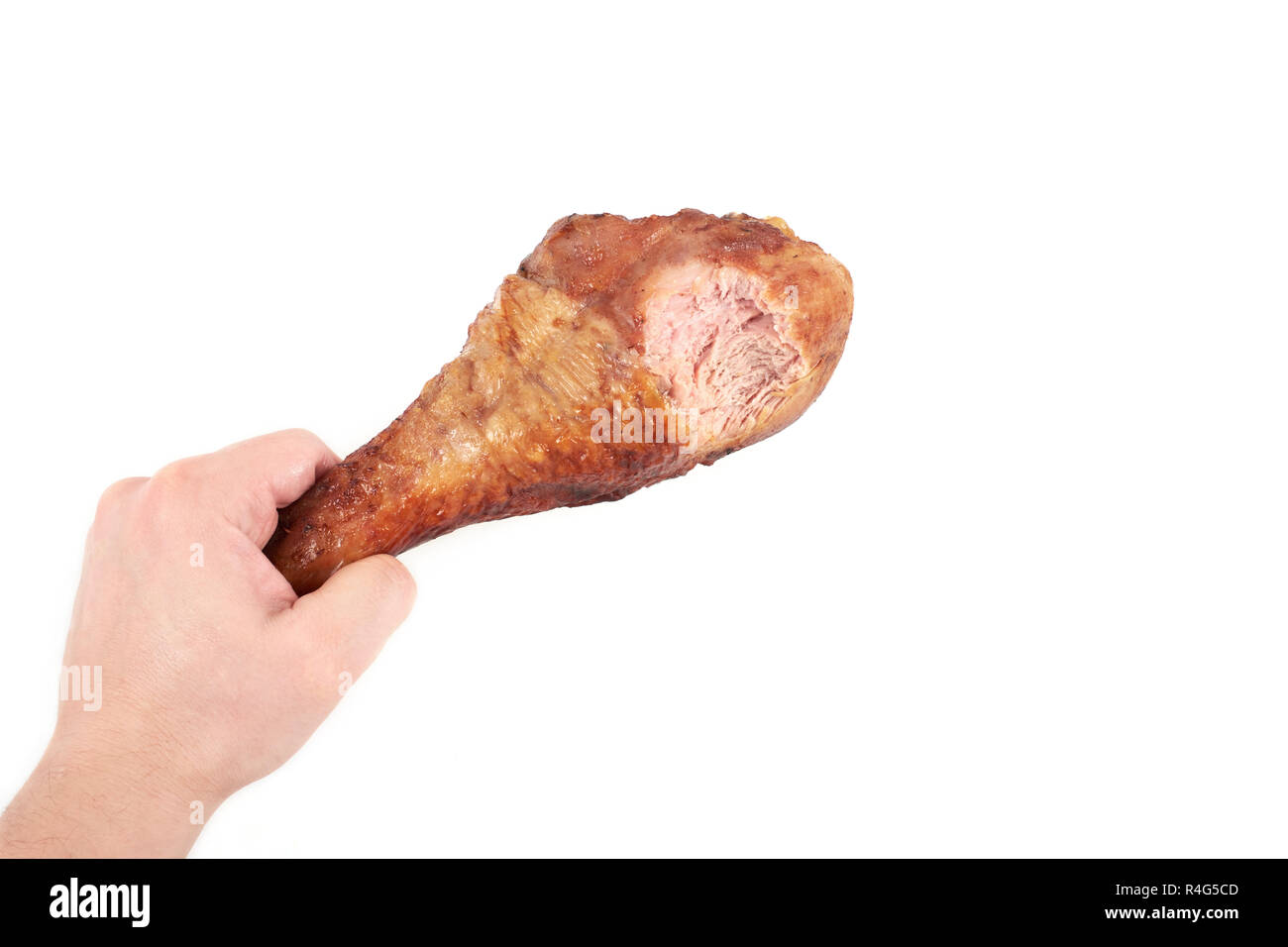 Mano azienda pollo arrosto gamba con morso preso , isolato su sfondo bianco. Foto Stock