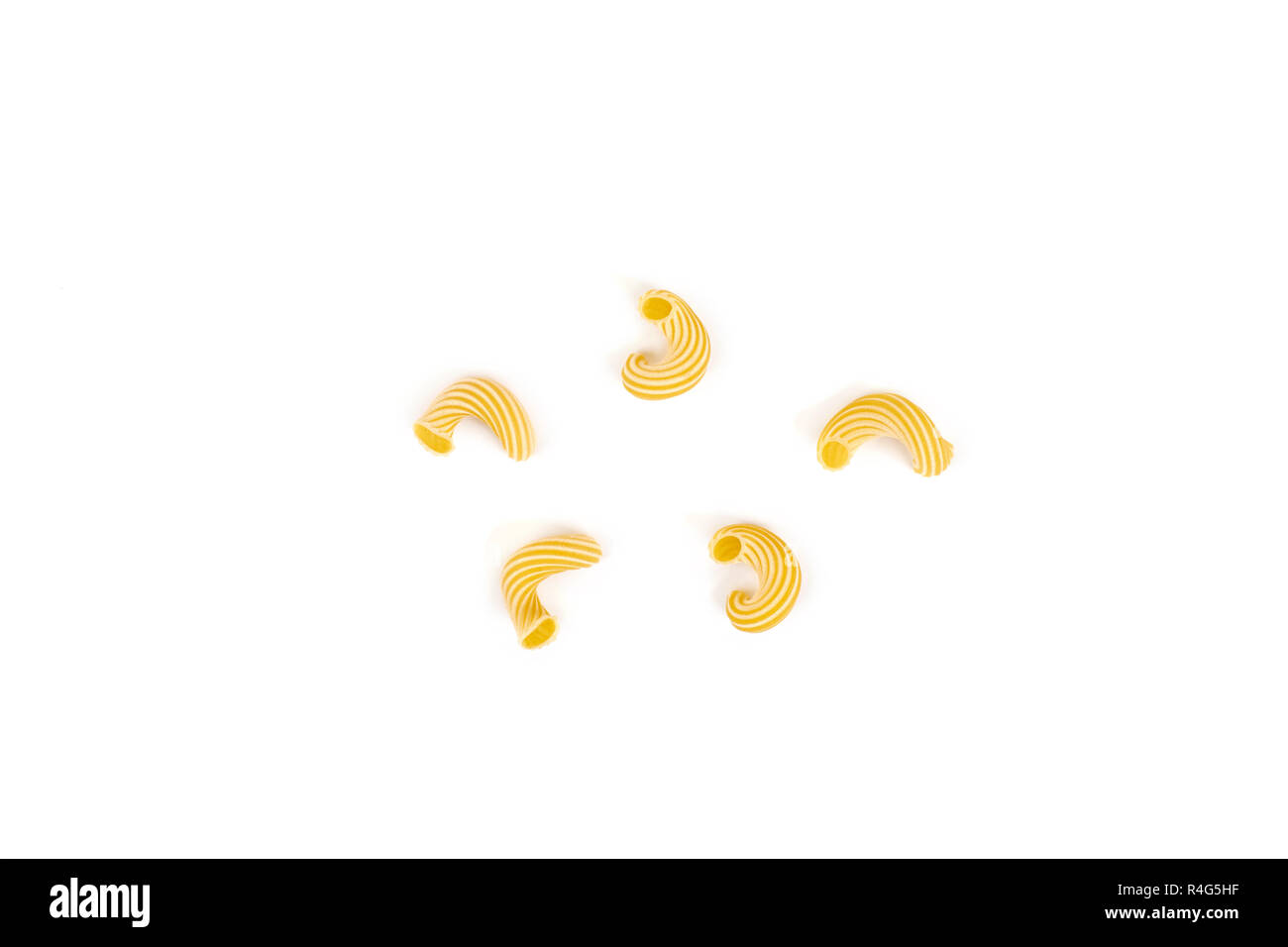 Pasta cavatappi con strisce isolati su sfondo bianco. Foto Stock