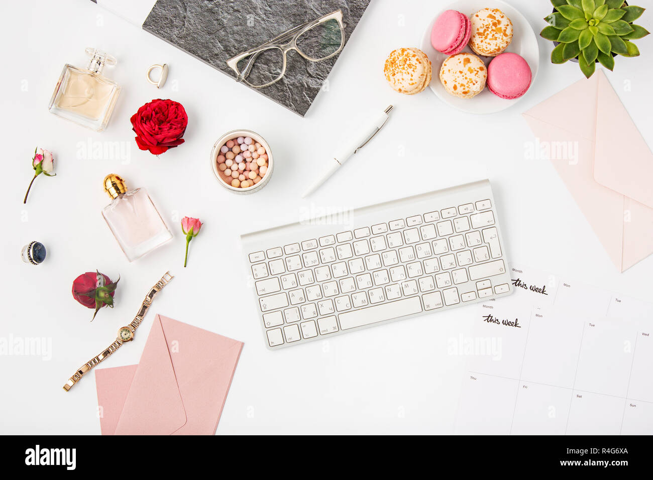 Vista superiore del bianco femmina ufficio area di lavoro con pc Foto Stock