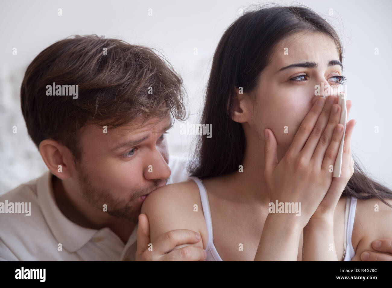 Pianto fazzoletto coppia immagini e fotografie stock ad alta risoluzione -  Alamy