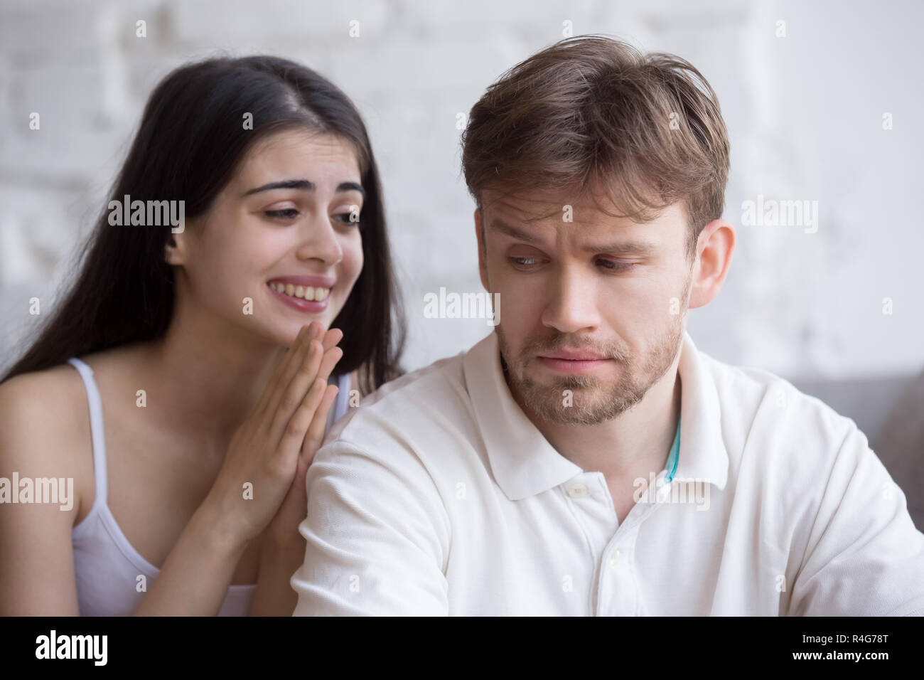 Donna attraente scusandosi per l uomo dopo la querelle Foto Stock