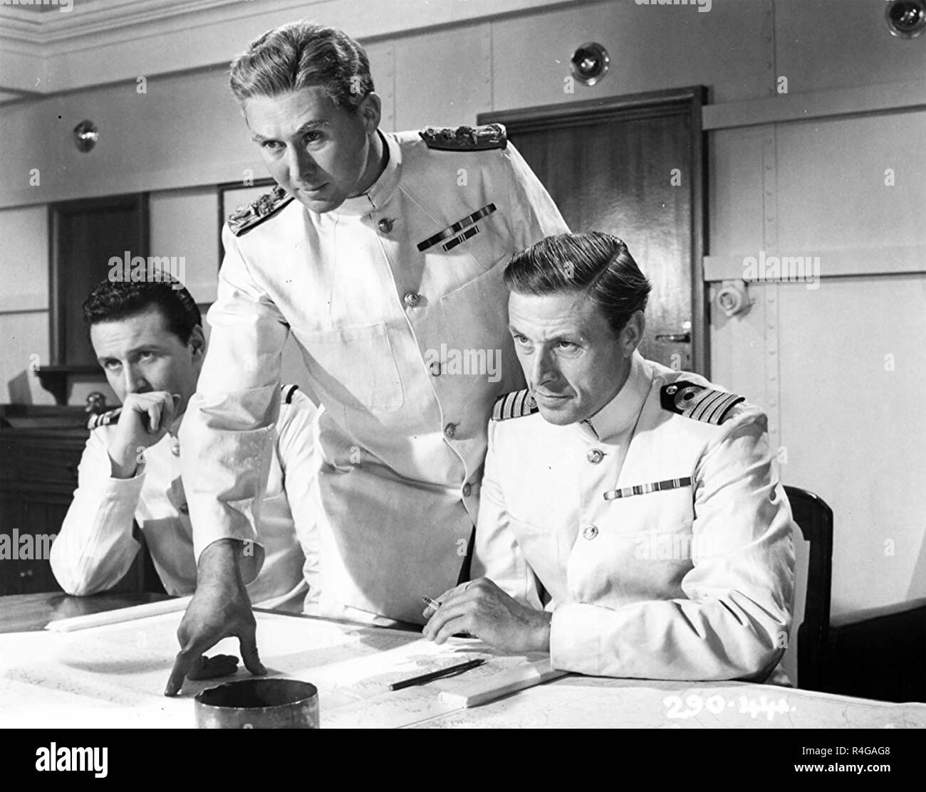 La battaglia del River Plate (aka perseguimento del Graf Spee) 1956 Rank Films Production con Anthony Quayle center come Commodore Harwood Foto Stock
