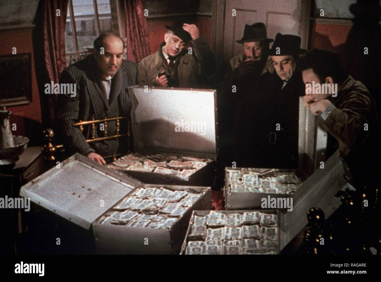 Il LADYKILLERS 1955 Ealing Studios film con Peter Sellers a destra accanto a Herbert Lom. Alec Guinness secondo da Foto Stock