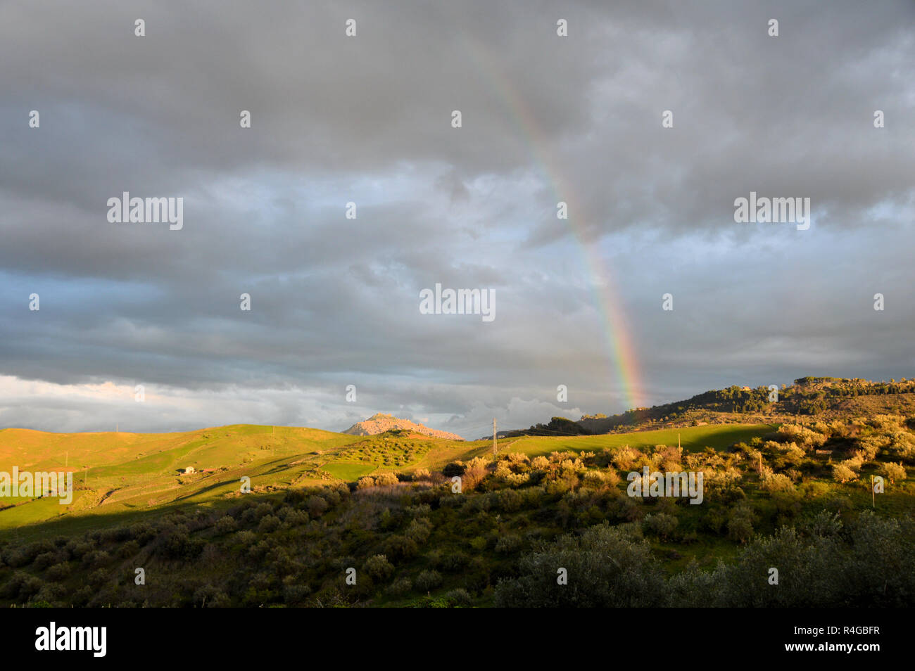 L'arcobaleno crea una bella luce sul paesaggio Foto Stock