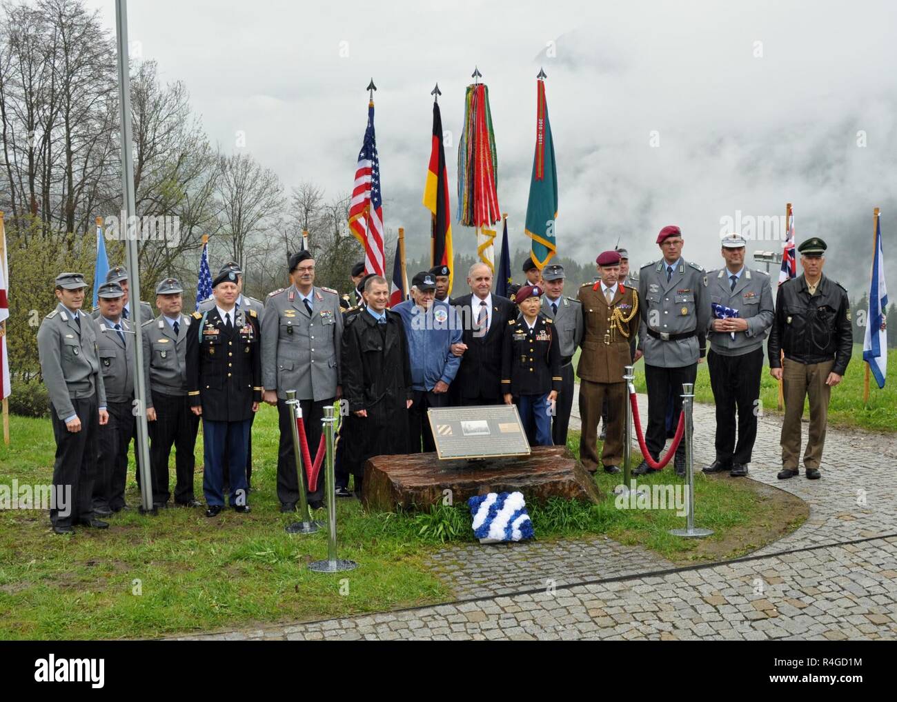 In segno di solidarietà cresciute dopo la II Guerra Mondiale, U.S., Tedesco, soldati britannici e gli amici si riuniranno presso Obersalzberg dove la terza divisione di fanteria ha sollevato una bandiera 72 anni fa, terminando la seconda guerra mondiale. Foto Stock