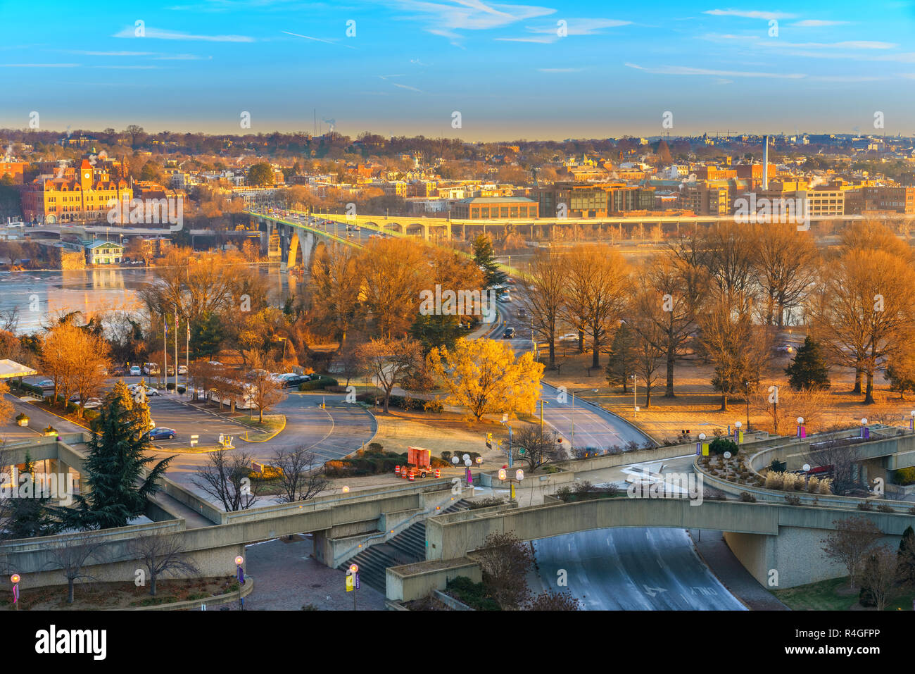 Vista sul ponte di chiave di Washington DC al mattino invernale Foto Stock