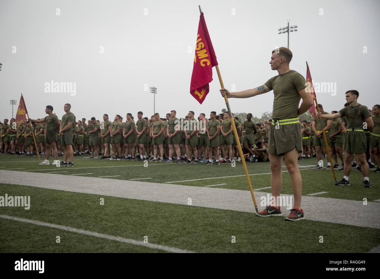 Marines con 7 Supporto tecnico di battaglione attendere le osservazioni di apertura per iniziare durante il 1° Battaglione dentale consapevolezza di suicidio a piedi a Camp Pendleton, California, Sett. 28, 2018. L'evento ha portato i membri del servizio, amici e famiglie insieme per parlare di modi per diffondere la consapevolezza e la prevenzione del suicidio. Foto Stock