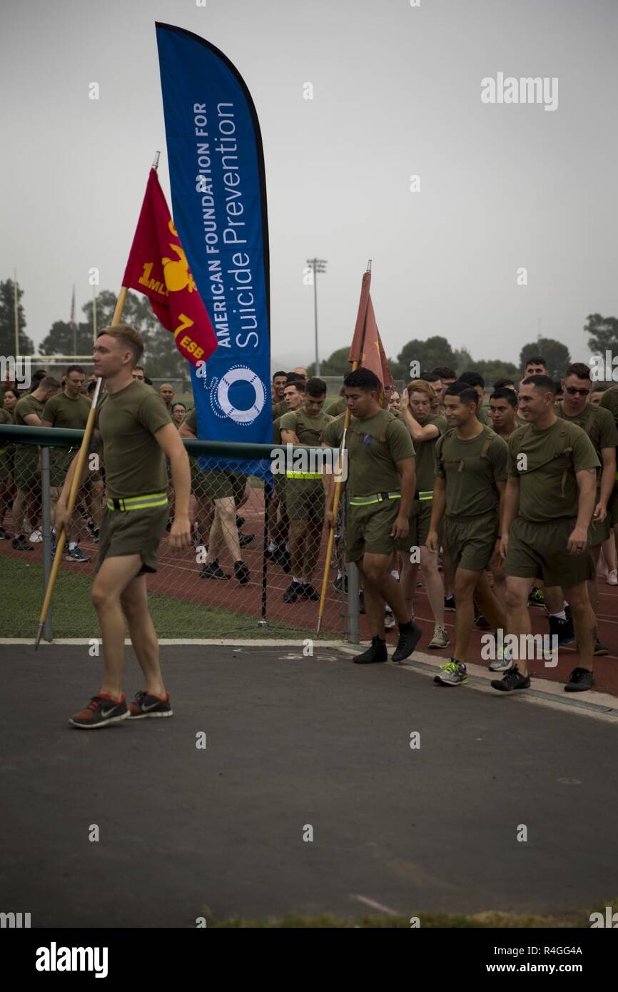 Marines con 7 Supporto tecnico di battaglione a piedi per aumentare la consapevolezza durante il 1° Battaglione dentale consapevolezza di suicidio a piedi a Camp Pendleton, California, Sett. 28, 2018. L'evento ha portato i membri del servizio, amici e famiglie insieme per parlare di modi per diffondere la consapevolezza e la prevenzione del suicidio. Foto Stock