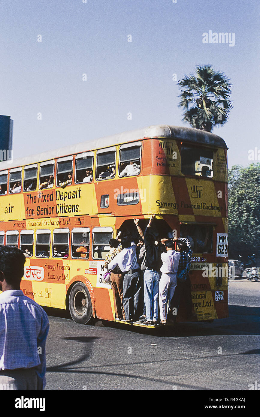 Affollate migliori bus che si muove su strada, Andheri Bombay, India, Asia Foto Stock