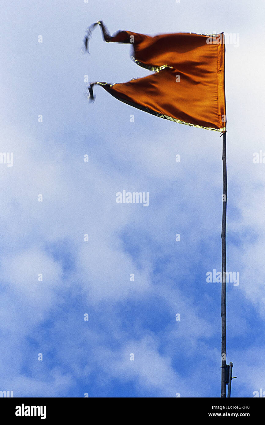 Bandiera di colore zafferano dell'Induismo che fluttering nel cielo, Pune, Maharashtra, India, Asia Foto Stock