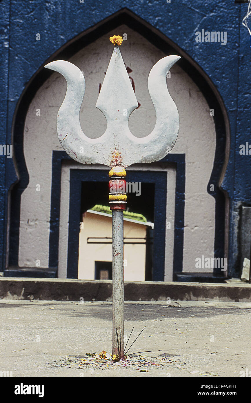 Santo Trishul fuori Baneshwar tempio di Pune, Maharashtra, India, Asia Foto Stock