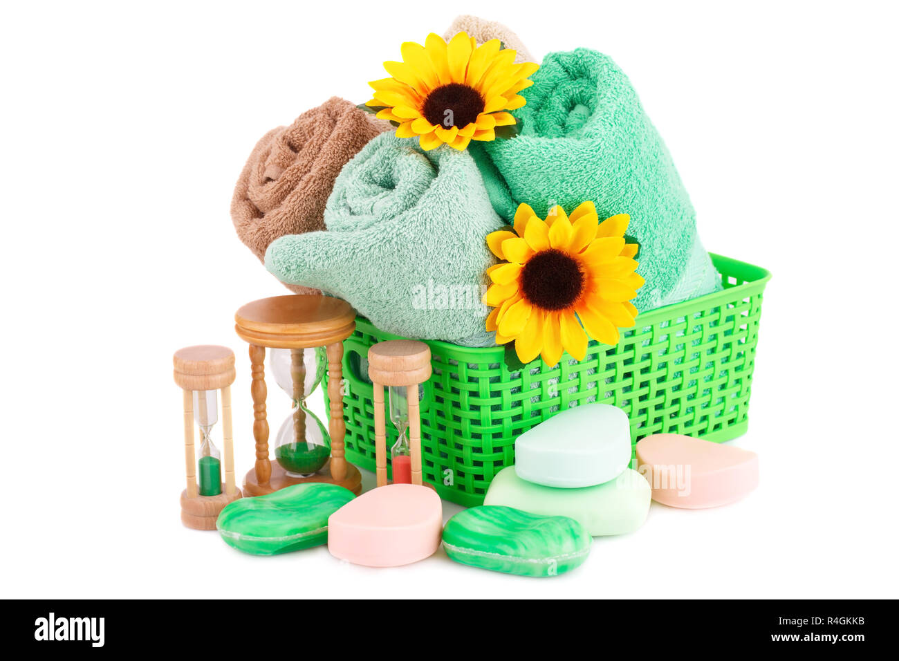 Spa con asciugamani, sandglasses, saponette e fiori isolati su sfondo bianco. Foto Stock