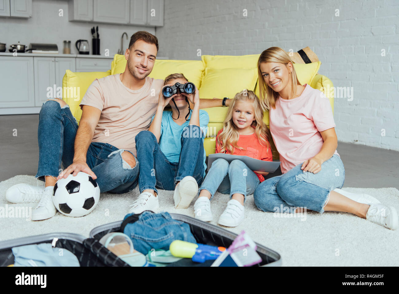 La famiglia felice spendendo molto tempo insieme durante l'imballaggio per le vacanze estive, il concetto di viaggio Foto Stock