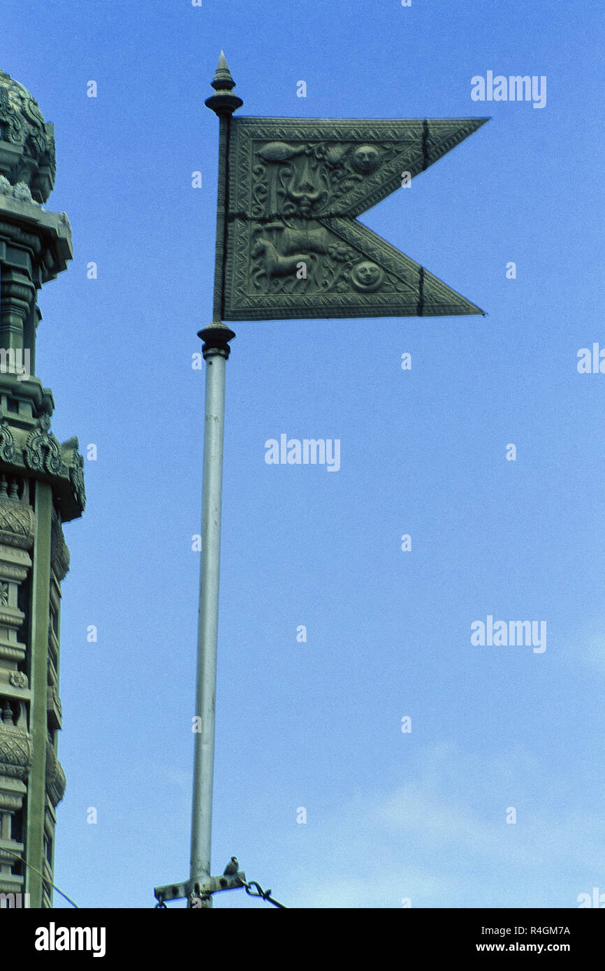 Bandiera di metallo sul Tempio Khandoba, Jejuri di Pune, Maharashtra, India, Asia Foto Stock