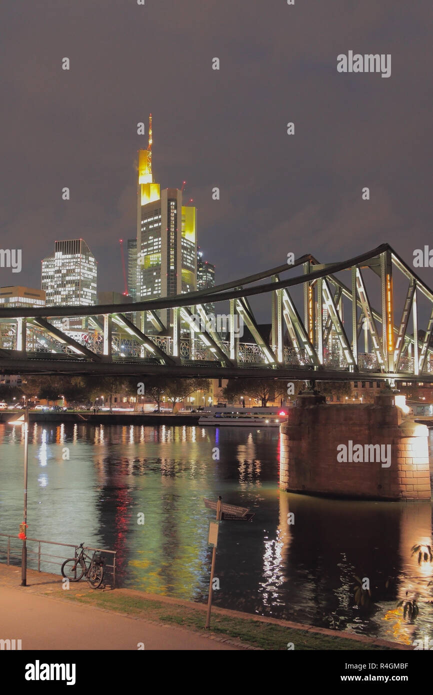 Embankment, fiume, il ponte e la città di notte. Frankfurt am Main, Germania Foto Stock