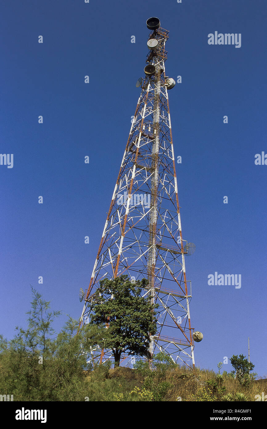 Torre di telecomunicazioni contro il cielo blu, Sinhagad di Pune, Maharashtra, India, Asia Foto Stock