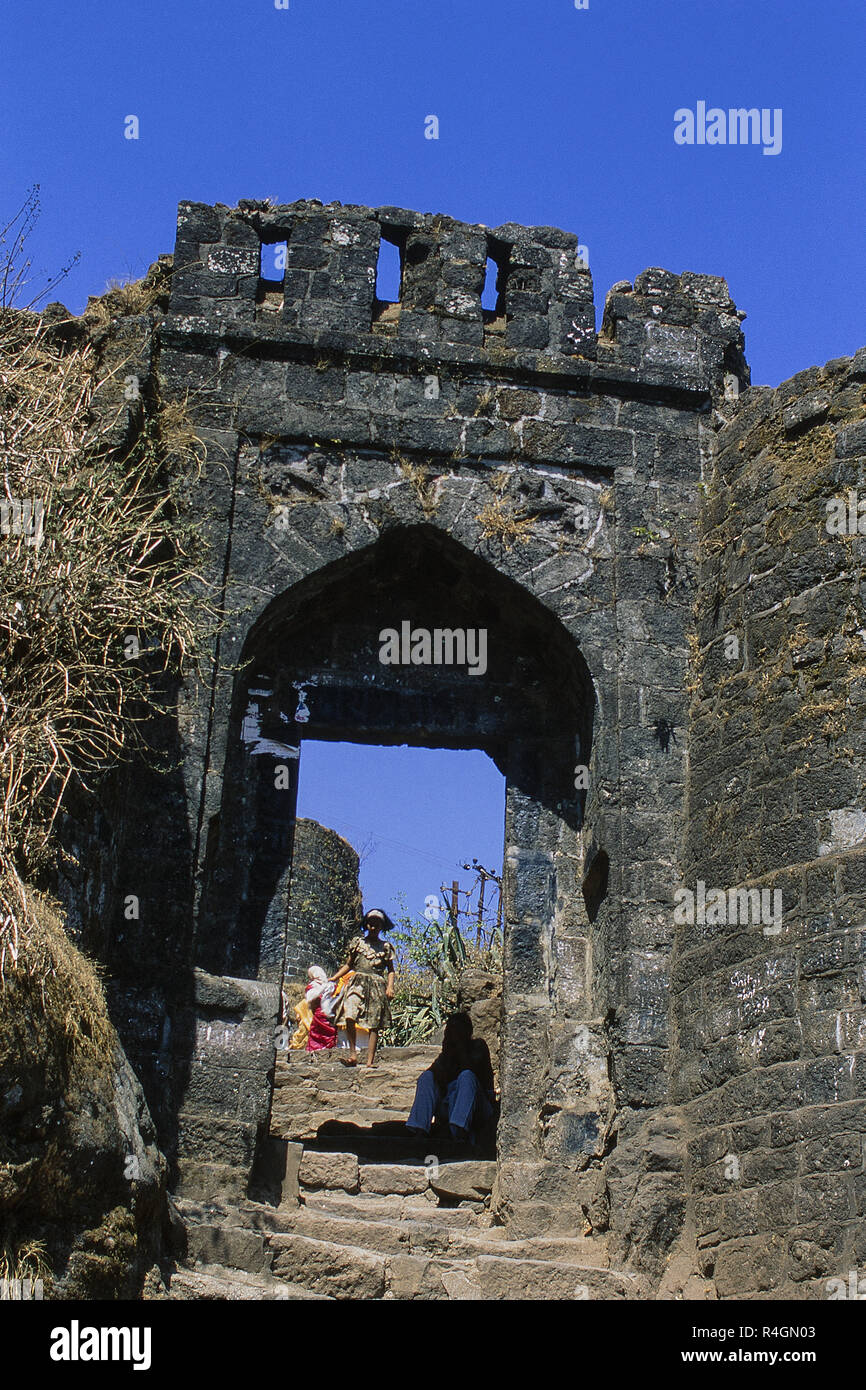 Ingresso in rovina di Sinhagad Fort di Pune, Maharashtra, India, Asia Foto Stock